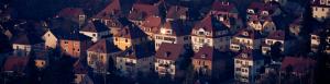 Blick aus der Vogelperspektive auf viele Häuser in Jena, sie sind Sonnen beschienen