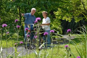 Senioren Ehepaar mit Fahrrad und Wanderkarte in Jena