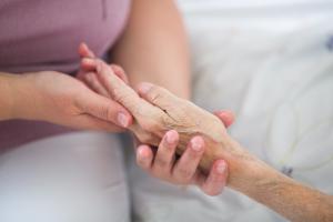 Aroma-Handmassage bei Seniorin durchegführt von einer Pflegerin
