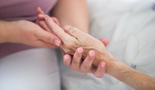 Aroma Handmassage bei Seniorin