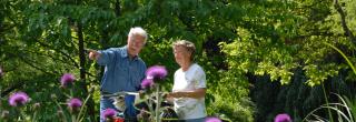 Senioren Ehepaar mit Fahrrad und Wanderkarte in Jena