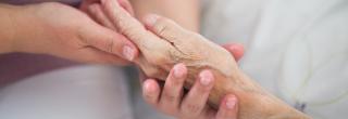 Aroma-Handmassage bei Seniorin durchegführt von einer Pflegerin