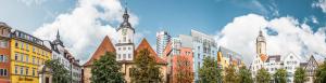 Blick vom Jenaer Markplatz in Richtung Rathaus und JenTower.