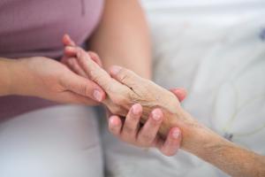 Aroma Handmassage bei Seniorin