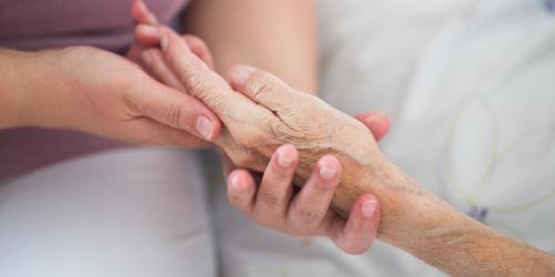 Aroma-Handmassage bei Seniorin durchegführt von einer Pflegerin