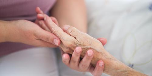 Pflege Handmassage bei Seniorin